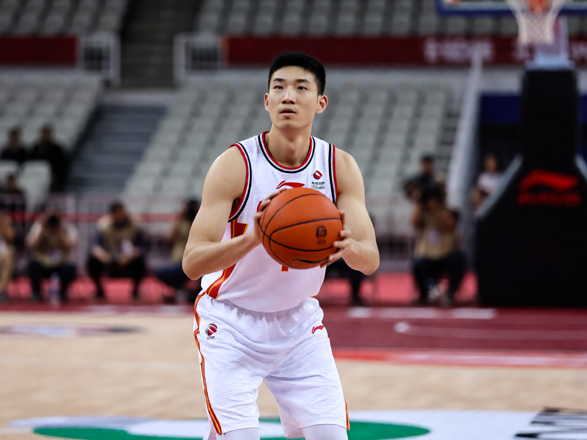 篮球比赛中后卫持球组织进攻